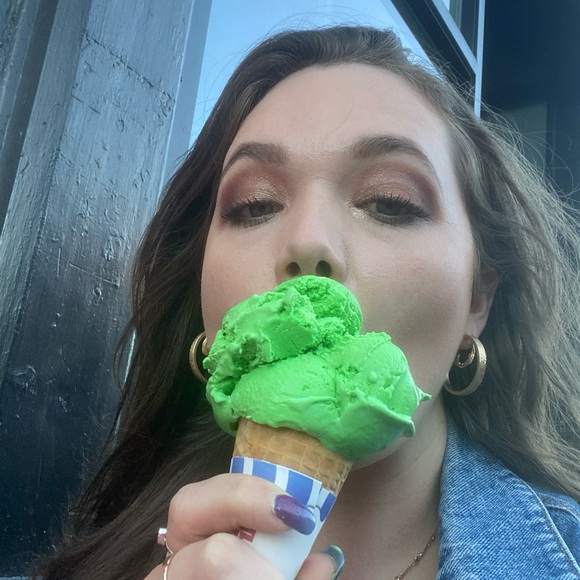 Meet your Posher, Gillian - Picture 2 of 2